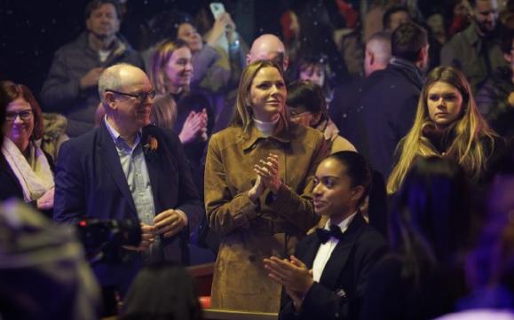 摩纳哥两代王妃，气质大不同，一位活泼外向，一位高冷忧郁。格蕾丝·凯莉王妃作为影