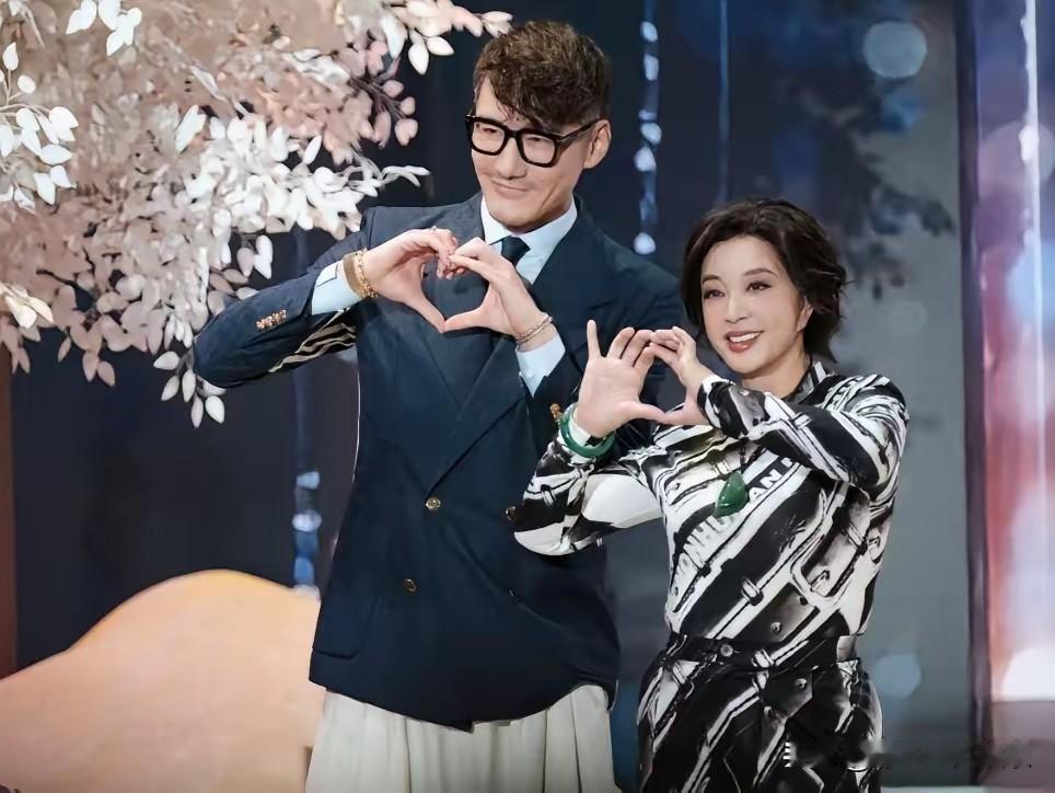 75岁刘晓庆和54岁胡兵牵手走红毯，真的不敢相信我的眼睛，没想到刘晓庆状态这么好