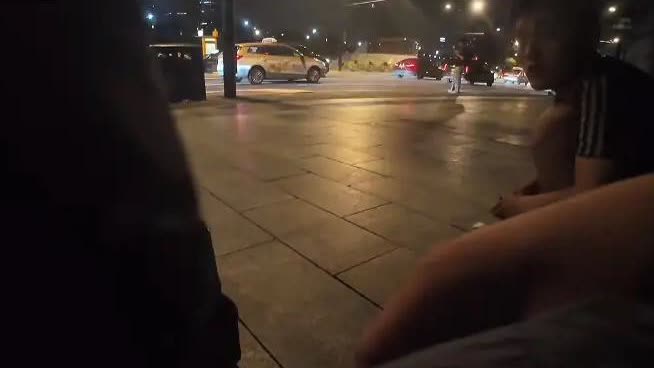 上海，18岁男孩因家庭缘故萎靡不振，偶遇好心男子。男子：他四天没有吃饭，妈妈去世