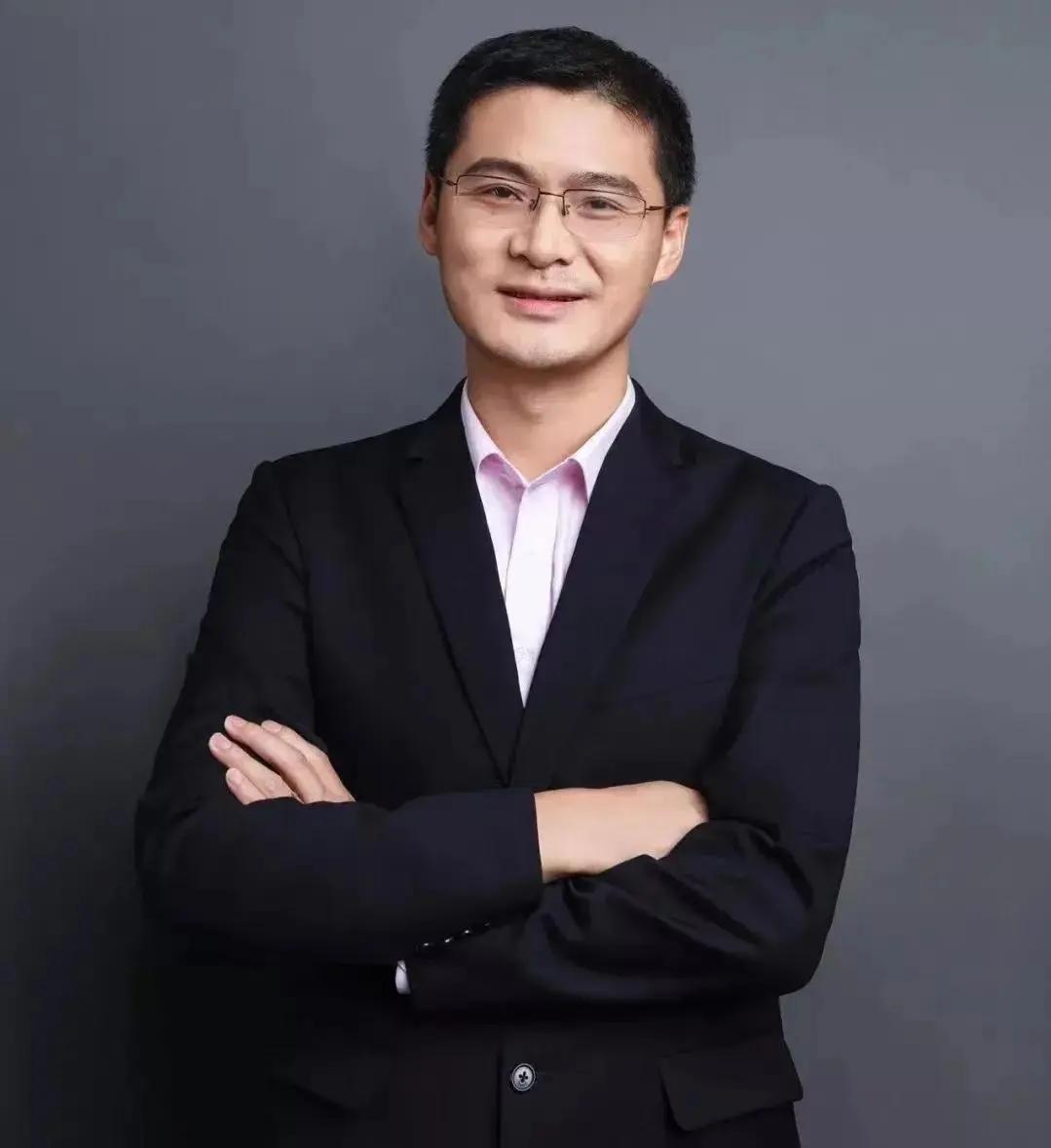 没有想到罗翔这个法学教授也遭到网暴，罗翔致力于推动法治建设，而法治，是我们每个普