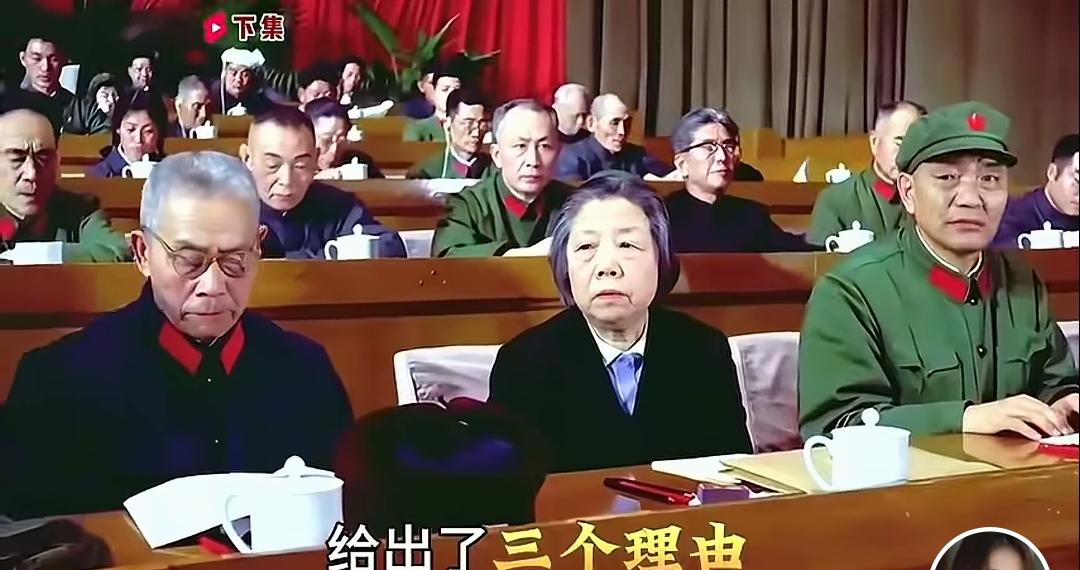 邓颖超旁边这位浓眉大眼的上将是谁？