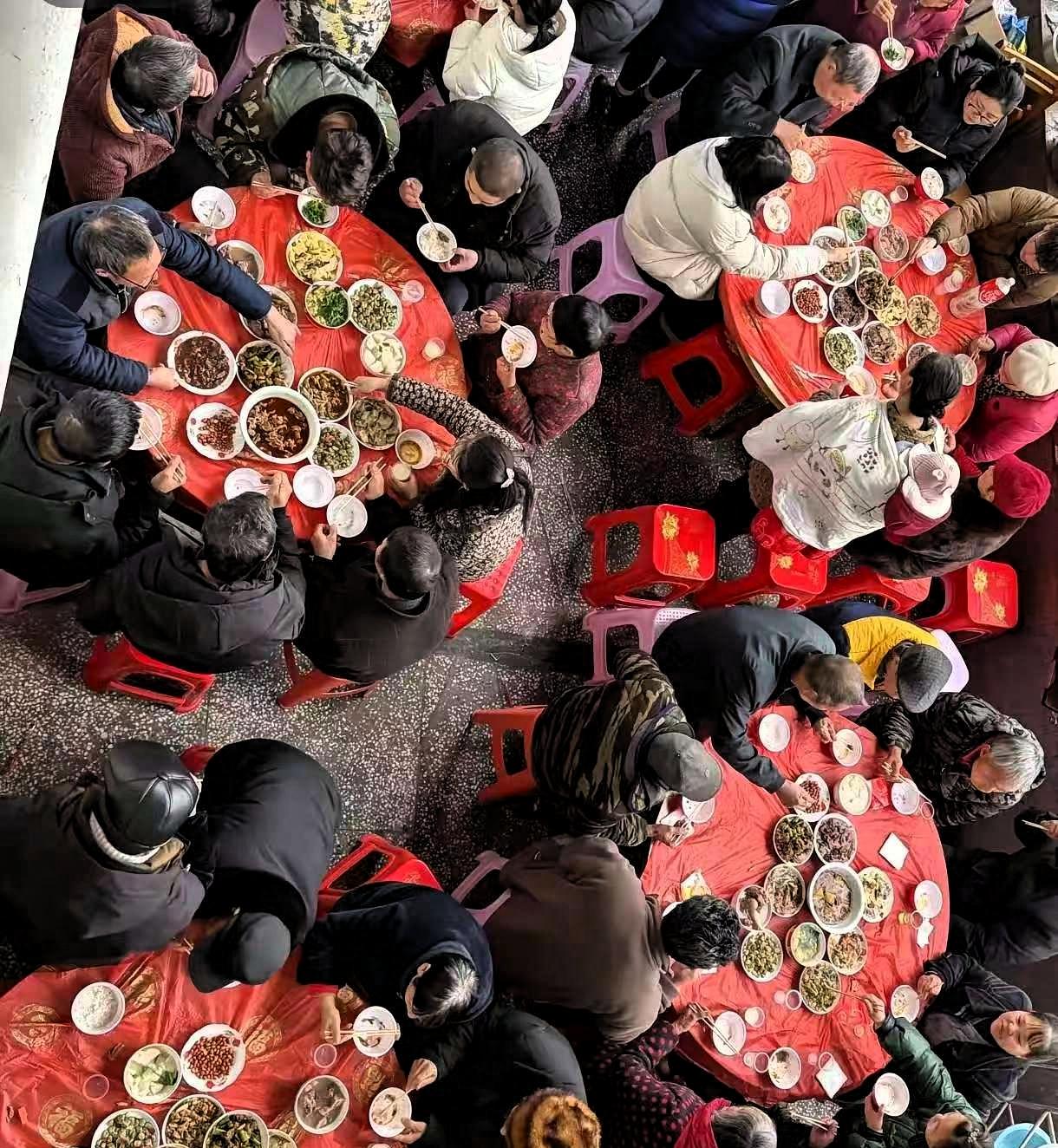 潍坊一个箱包厂老板中秋节请工人吃饭，就多说了一句：“把家属都带上。”结果到了那天