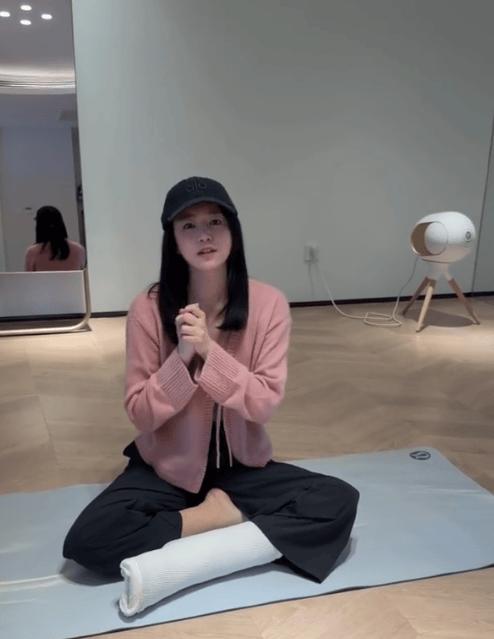 陈妍希近日分享身体近况，谈及此前跟腱断裂一事，坦诚道出背后原因。她表示自己平