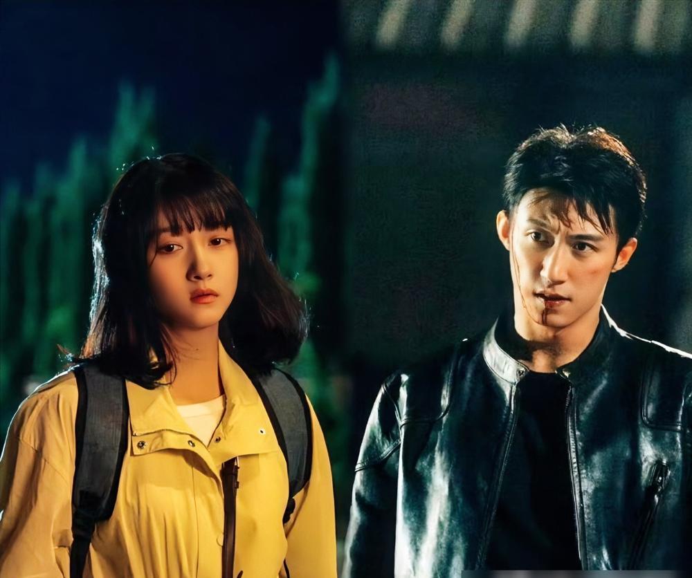 他打黑拳攒的钱，连她一张回国的机票都买不起。张小满把最后一枚硬币塞进电话亭时，