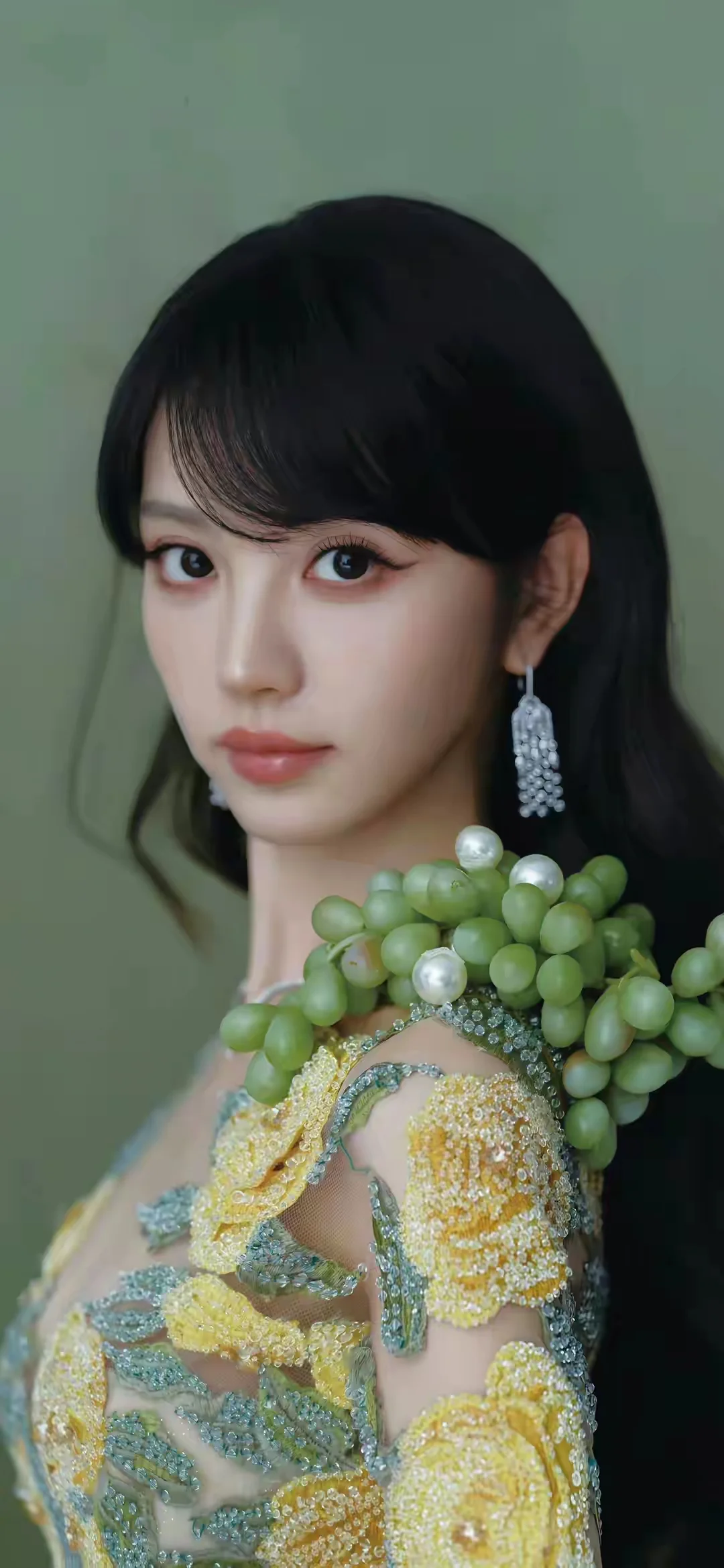 田曦薇，身姿挺拔，气质优怜