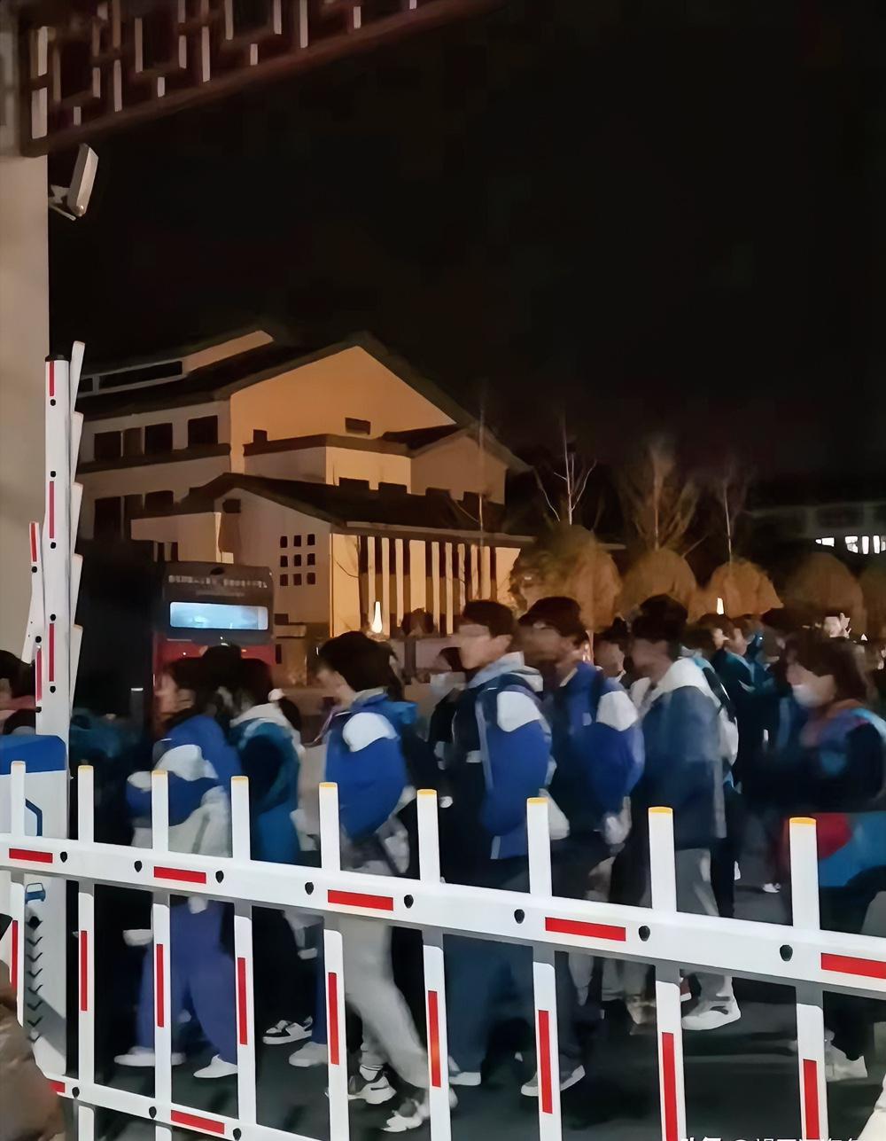高考刚结束就把班主任删了退了班级群，同事这波操作我举双手支持，谁都没资格站在道德