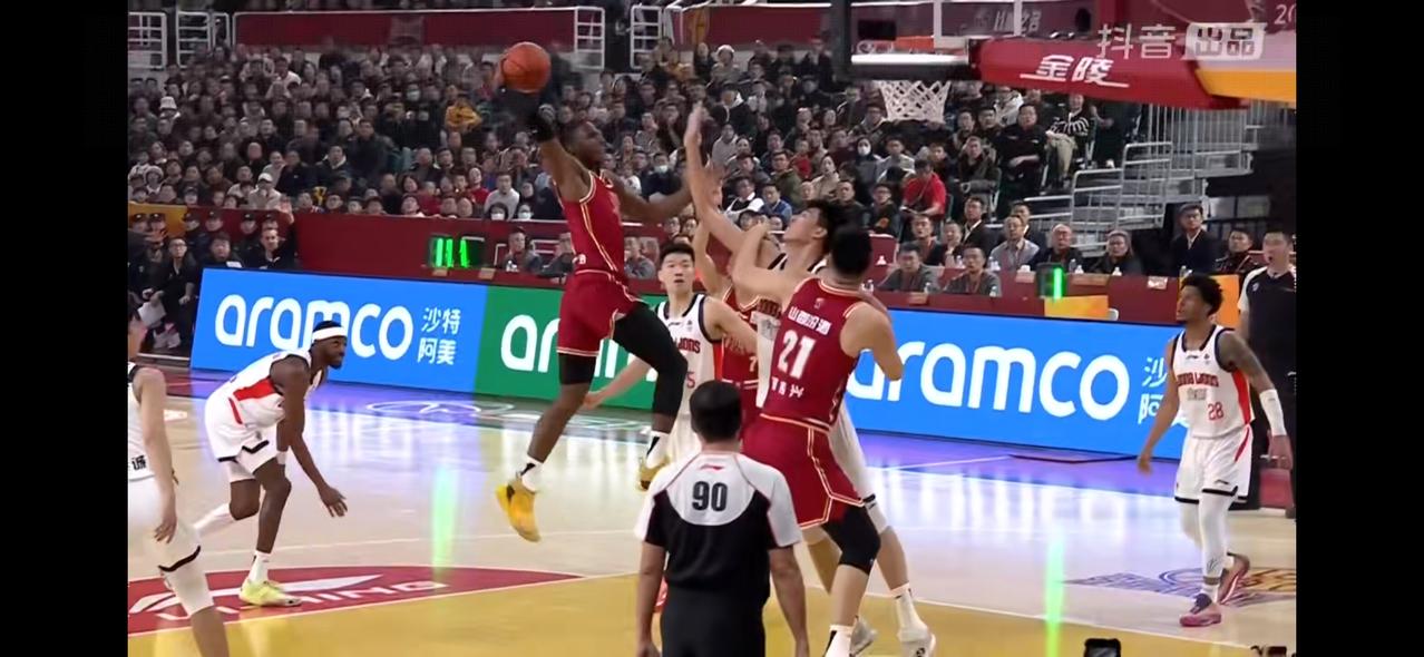 迪亚诺砸扣发泄，罚球半场才4中1，裁掉黑根斯山西更糟糕山西在主场半场才拿3