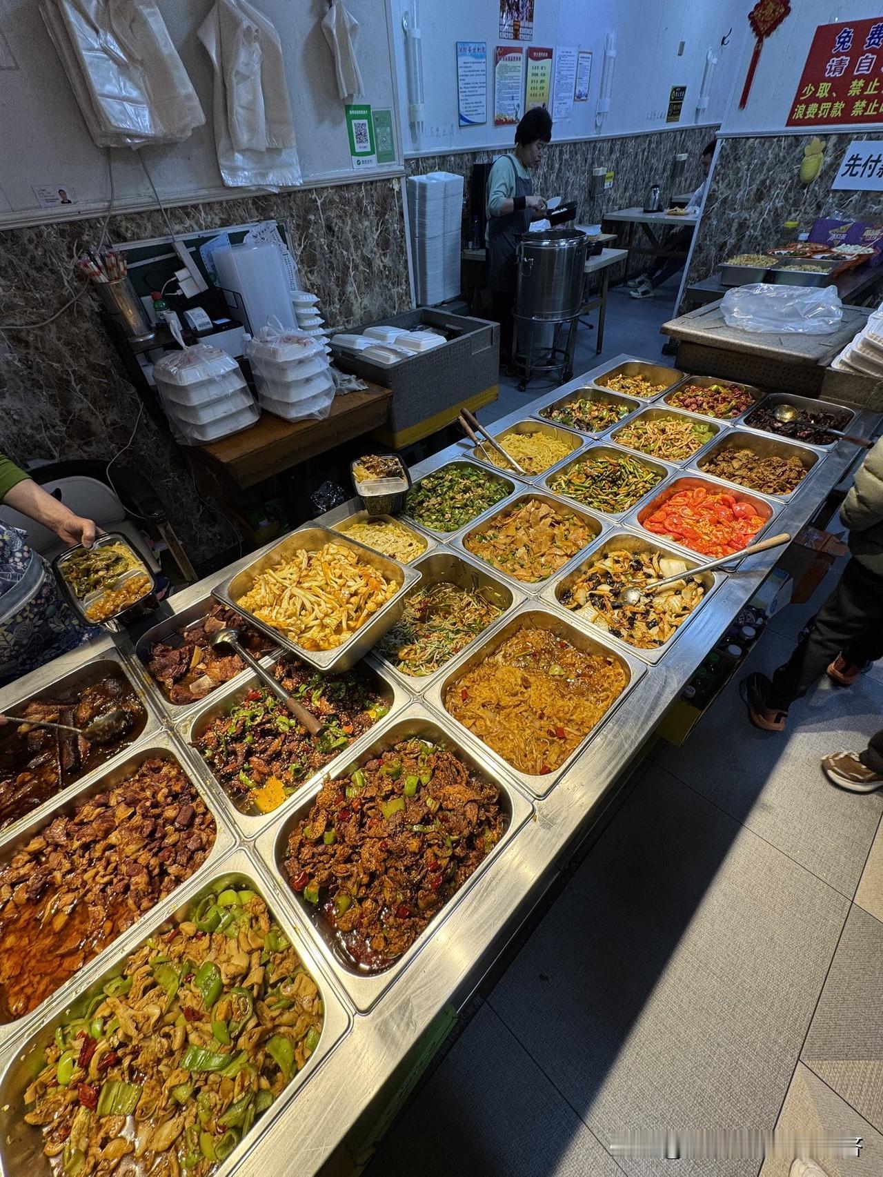 哈尔滨的物价比解放前还便宜，在哈尔滨吃到了自助盒饭，一个肉菜+无限素菜和米饭4块