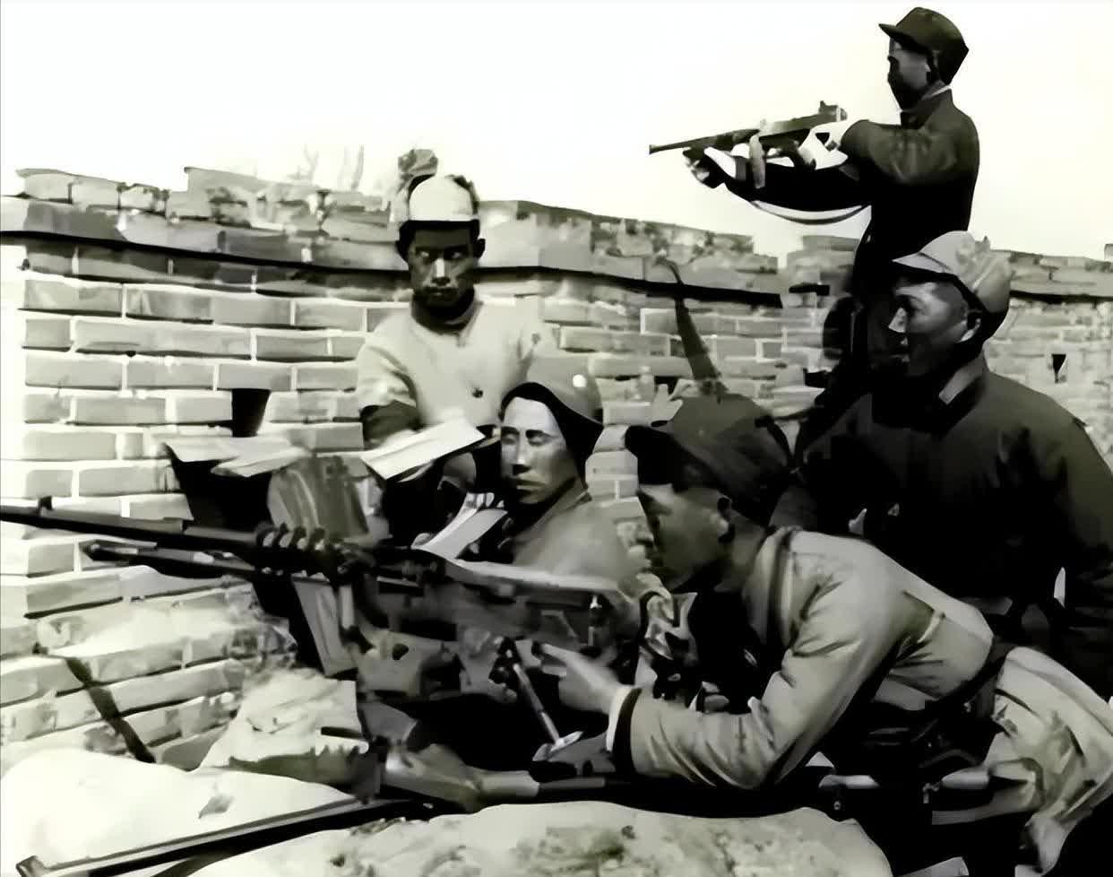 抗战时期，一名日军大佐带领日伪军800多人进山来犯，抗打队长则架起了机枪，对着