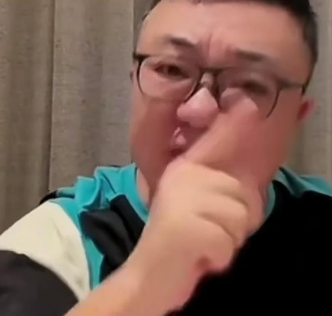 董路深夜直播直接宣布封杀老杨，这届2034杯冠军球队主教练被永久拉黑了。事情不