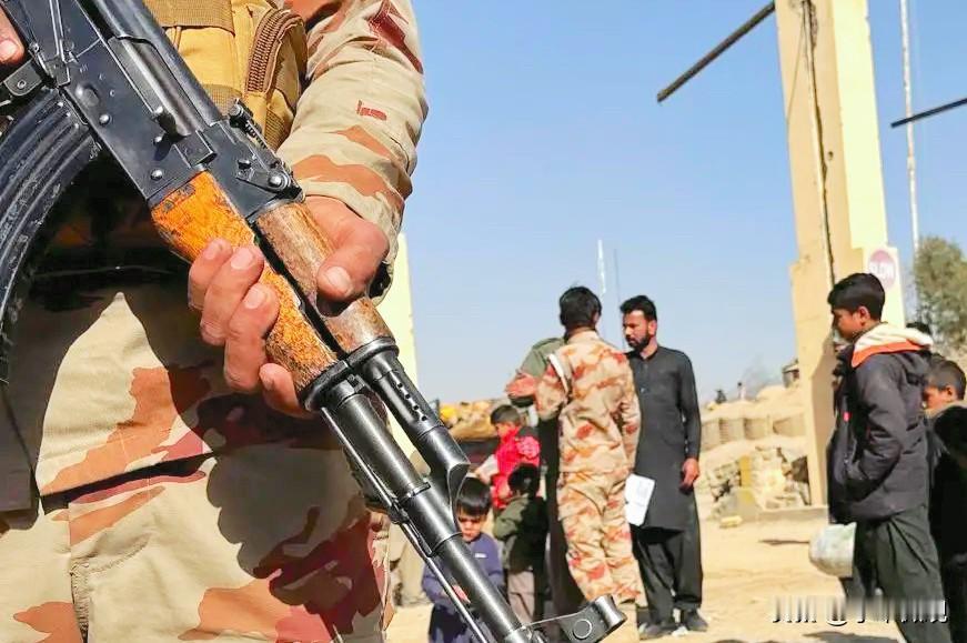 就在刚刚，巴基斯坦直接轰炸喀布尔！两国已进入公开战争。中东再添一把大火，巴基斯坦