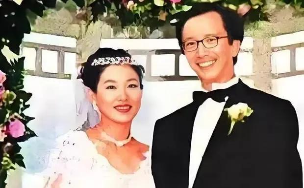 伏明霞：丈夫已是七旬老人，儿子才满20，嫁给百亿富翁她后悔了吗伏明霞，曾是中国