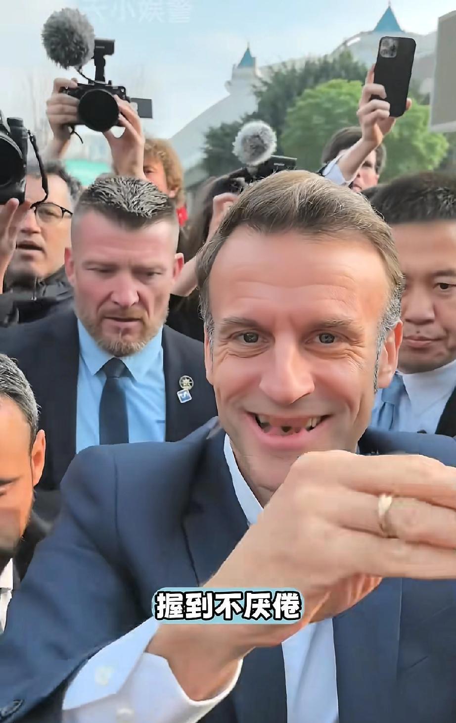 我怀疑过马克龙是为了利益来，也怀疑过他是为了帮助来。但唯独没想到，他居然是为了情