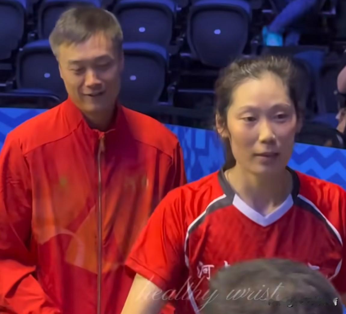 神秘嘉宾空降河南女排VS北京女排比赛现场！我以为是郎平教练呢，谁想到是赖亚文教练