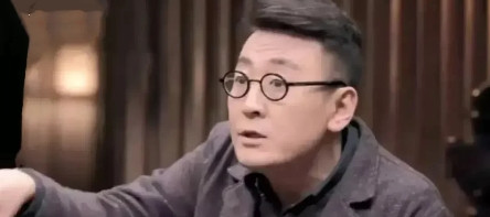一次，窦文涛在医院守夜，看到家属逼着医生拔管子，医生说：“病人心跳还有30多下，