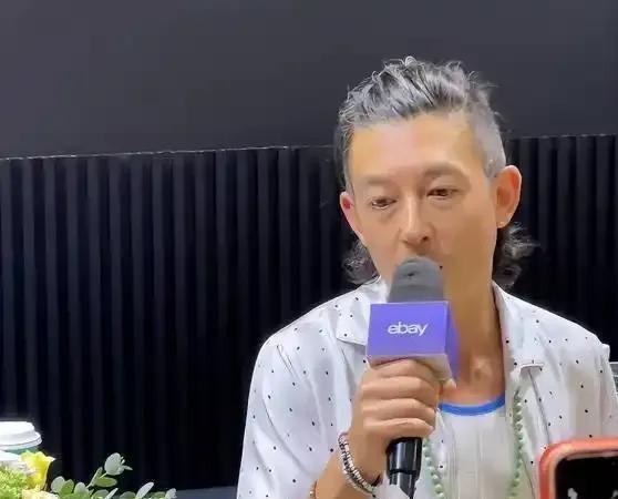 那天MOJOFEST趣藏嘉年华的舞台上，陈冠希朝黄晓明走过去，左手抬起来想碰个