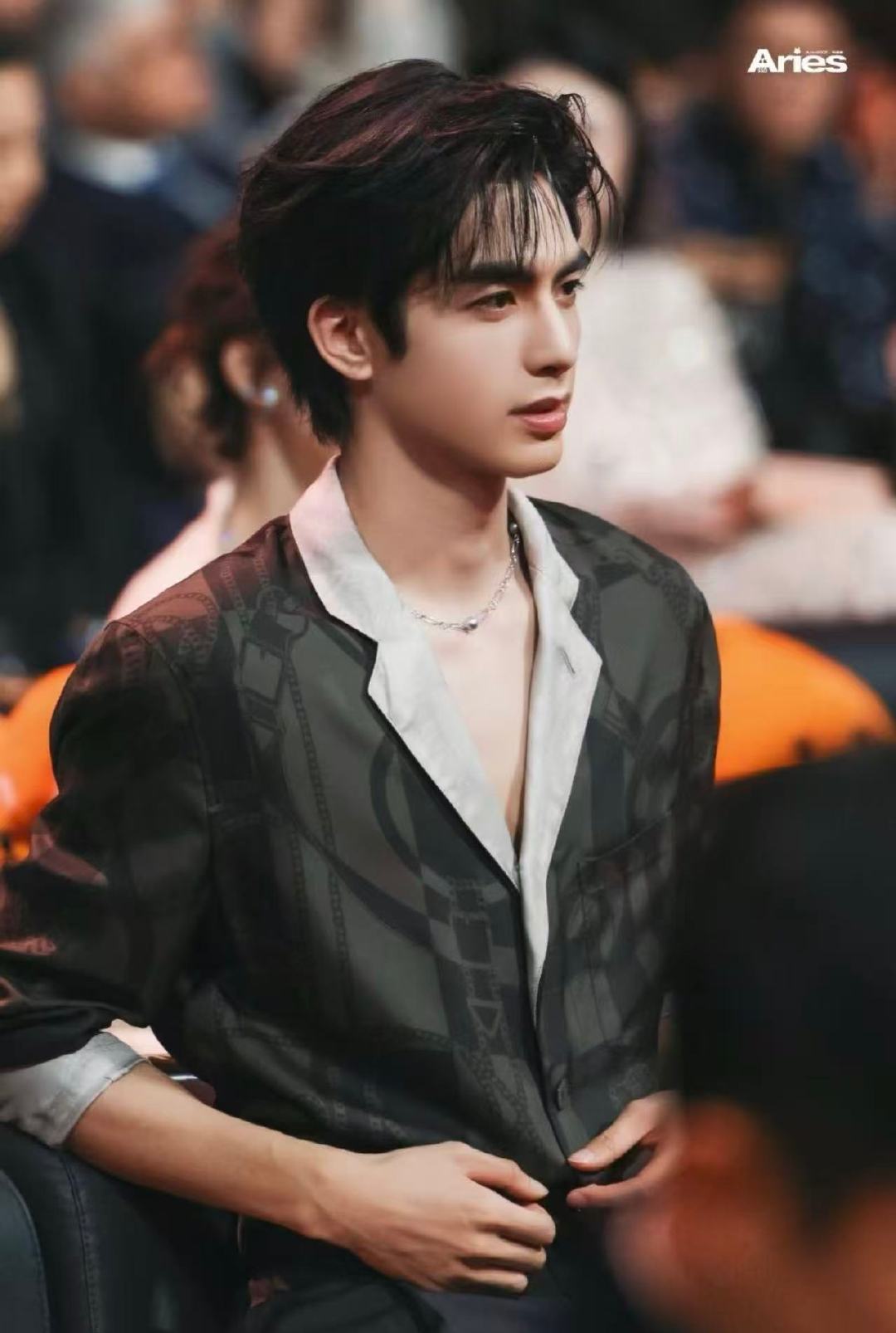 宋威龙哇哦无多余装饰的西装，全靠挺拔身姿和优秀头肩比撑场，浓颜一亮相就抓住视