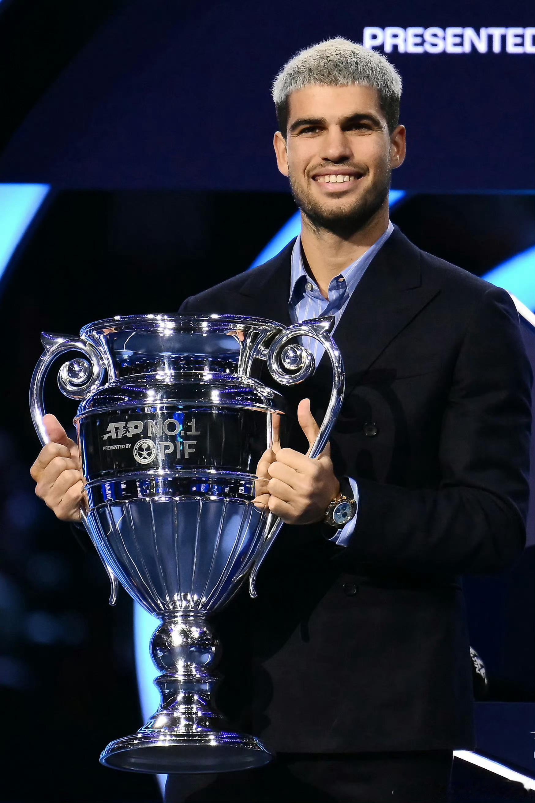 阿尔卡拉斯！2025赛季ATP年终世界第一☝️刚刚在年终总决赛现场领取了No.1