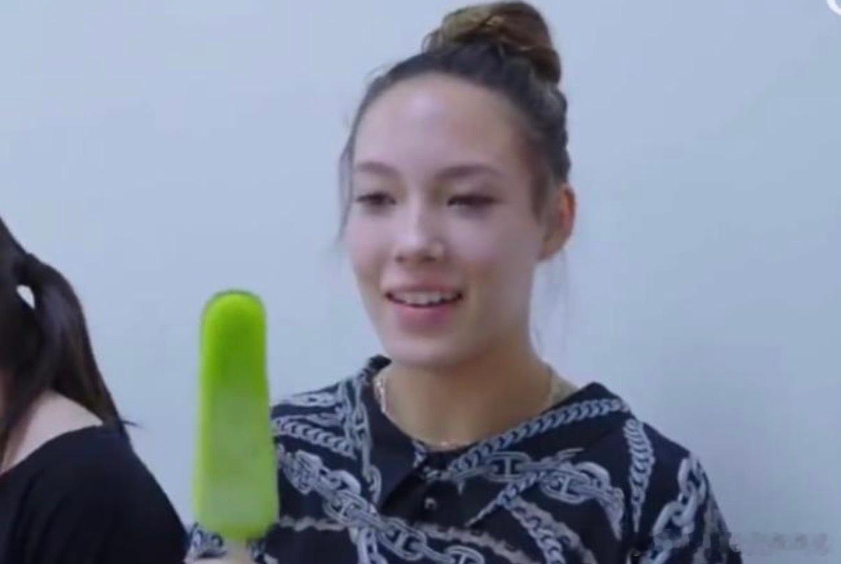 谷爱凌在北京补习吃绿舌头雪糕谷爱凌也太可爱了吧！