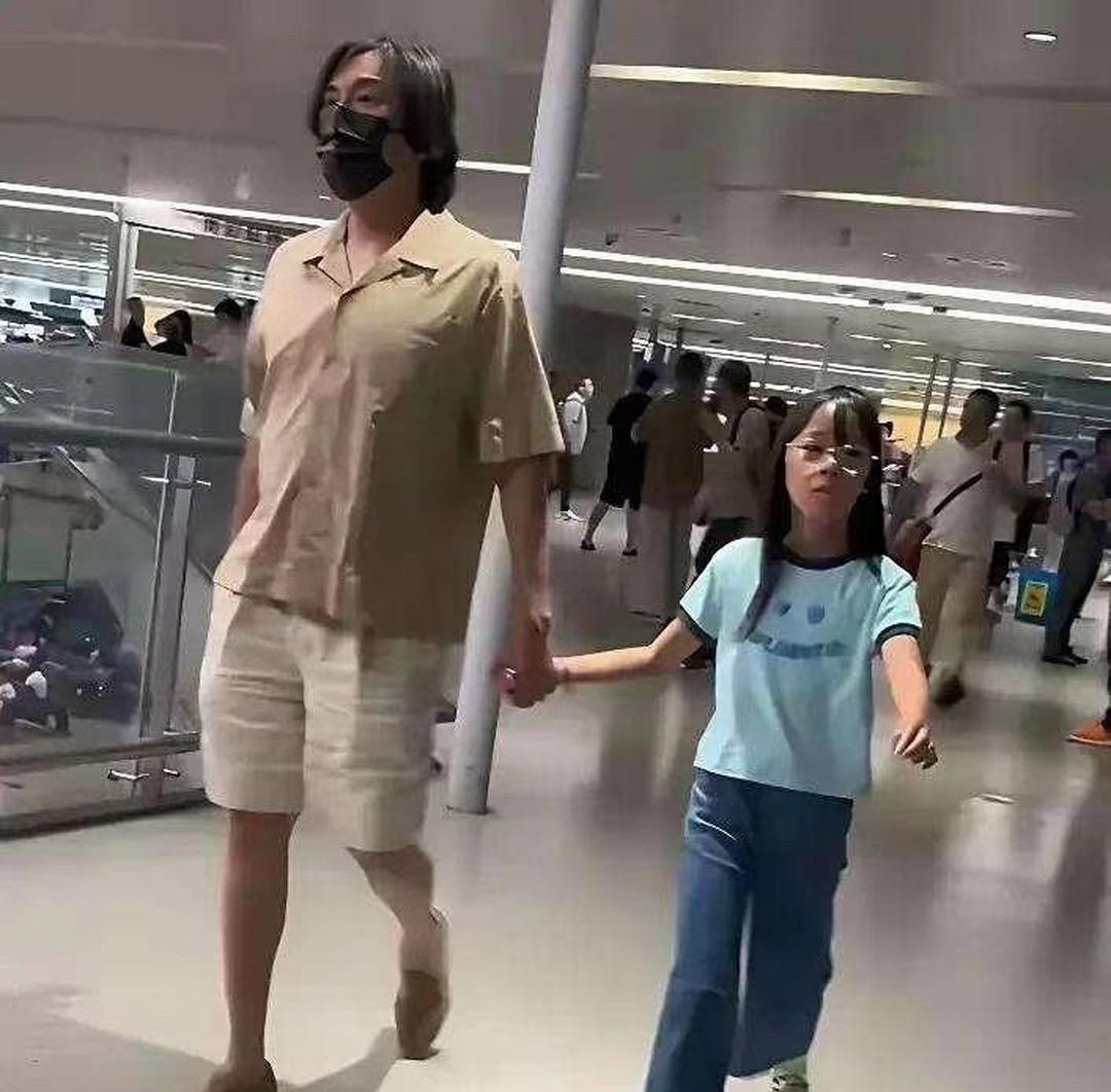 伊能静和秦昊的女儿小米粒，这是一点没遗传妈妈的好基因，妥妥的小秦昊