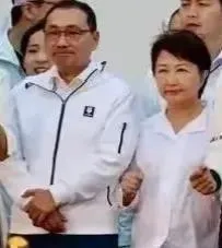 政治终归还会是讲义气的。今天你不帮别人，别指望明天别人帮你！台湾这俩活宝