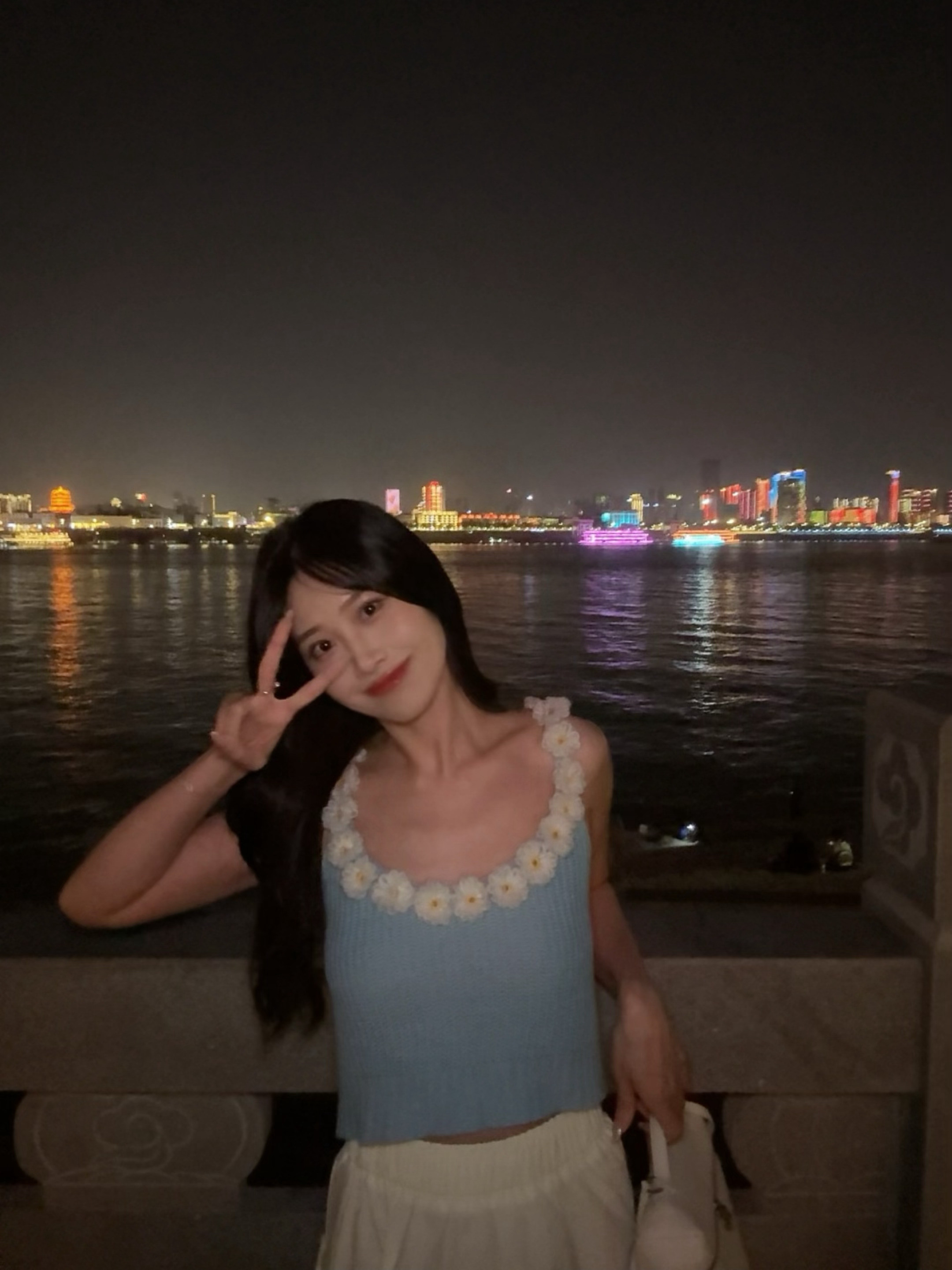 每到一个地方旅游我都会尝尝当地的烧烤，武汉的还不错，烤小腊肠真好吃🐰不过目