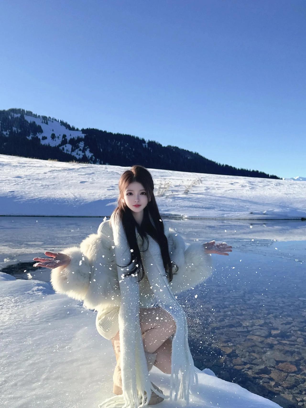 雪花飘，寒冬里，美人如画，笑语盈盈。