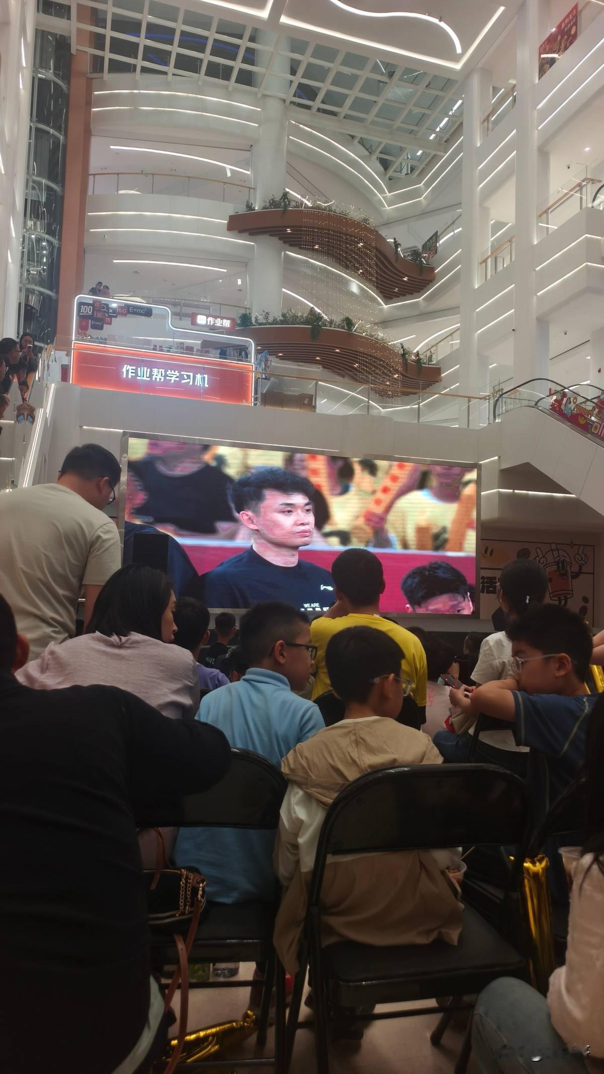 潘江把赢球的外教按在冷板凳，自己上去指挥，然后输给广厦。你知道广厦这场打得有多