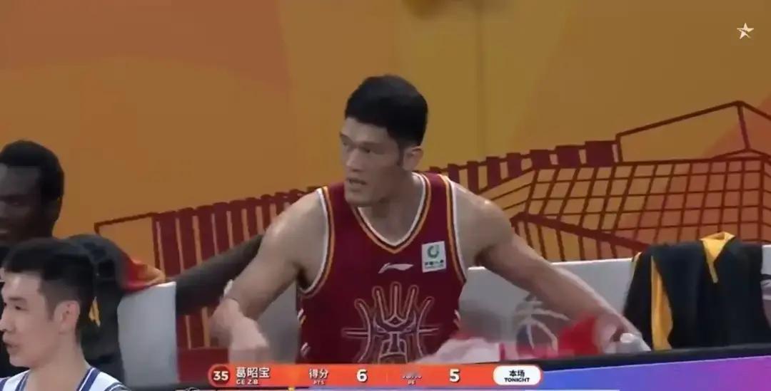 山西队赢了球，可这胜利透着别扭。94比92险胜宁波，赢得这么费劲，问题全摊在桌面