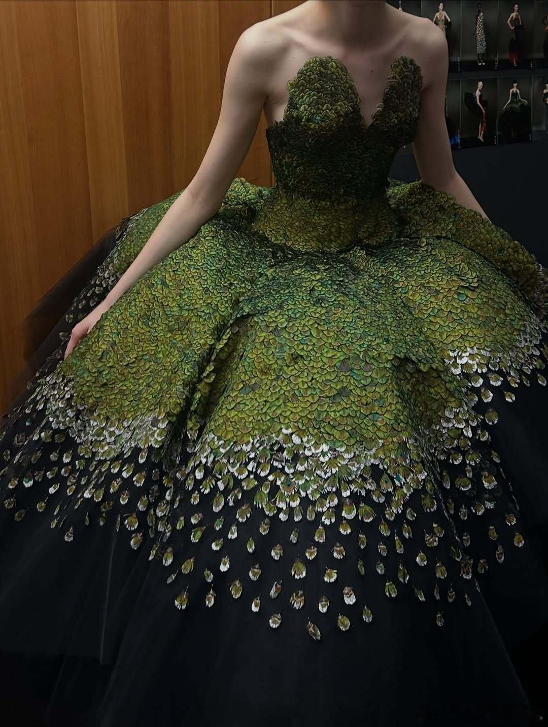 Schiaparelli2026这件羽毛高定裙耗费了近一万四千根羽毛，染出二十八