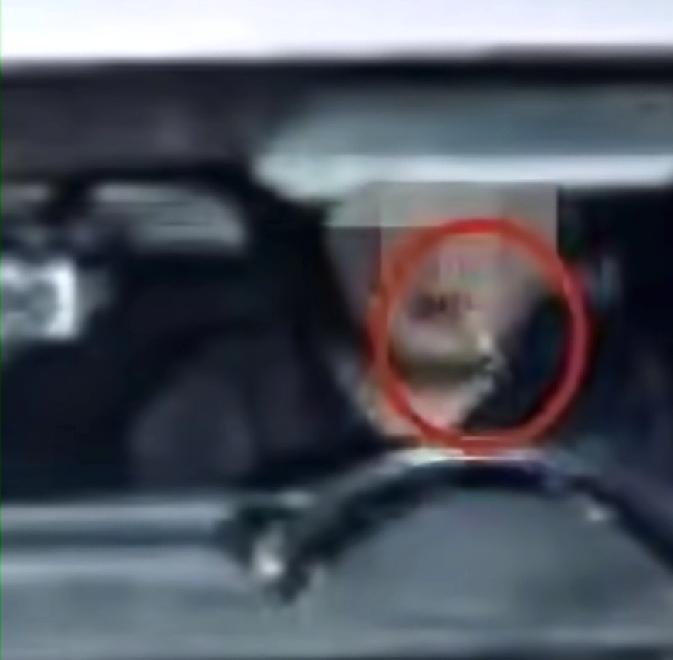 江苏无锡的朋友，估计今天晚上要失眠了一男子在无锡的街头上开车，嘴里面叼着一个牙