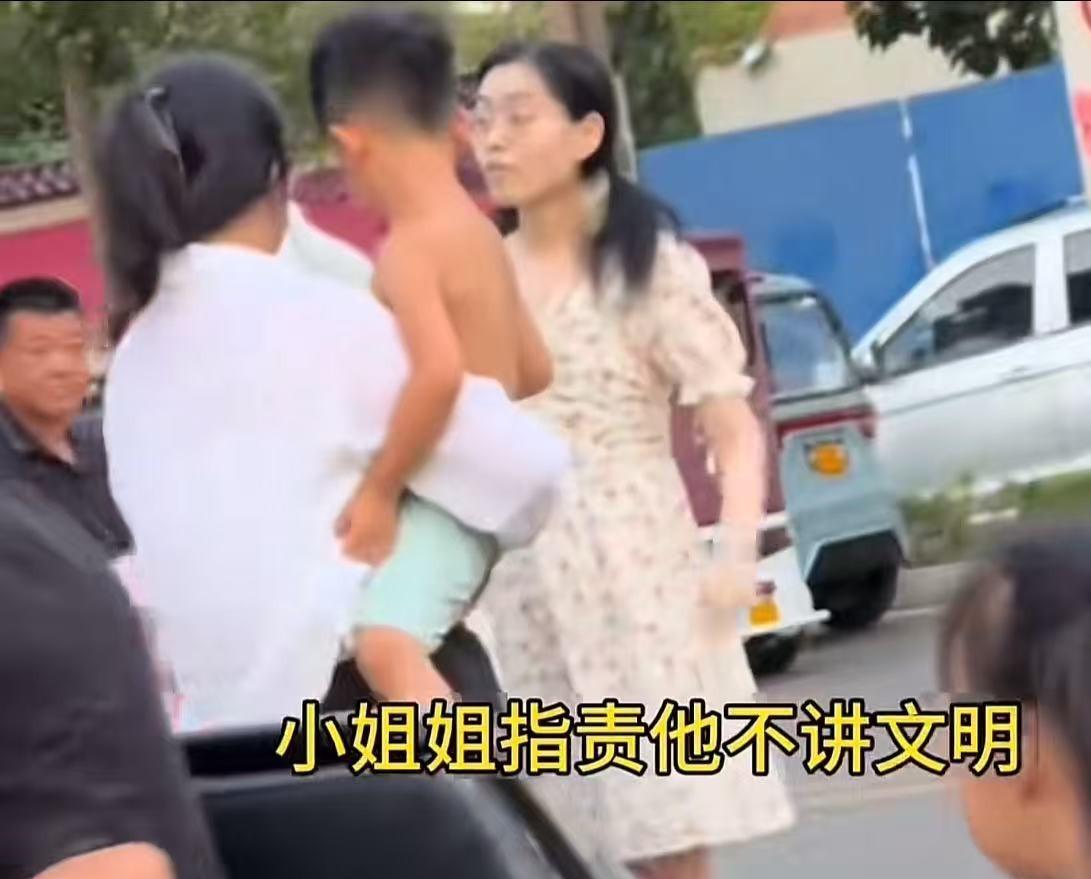 天气炎热，整个城市仿佛一个巨大的蒸笼，出门没走几步，就会一身汗！于是妈妈就让孩