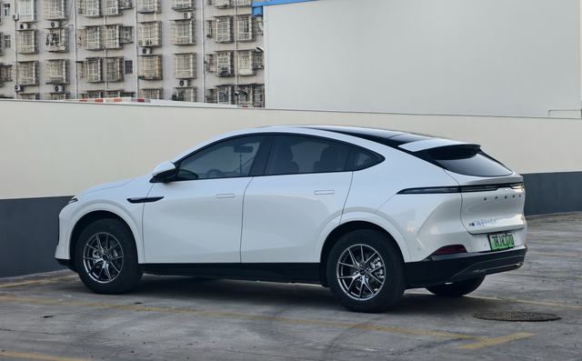 小鹏G6换轮毂帅得一批原车是18寸低风阻轮毂，从舒适性和续航角度觉得还是18寸