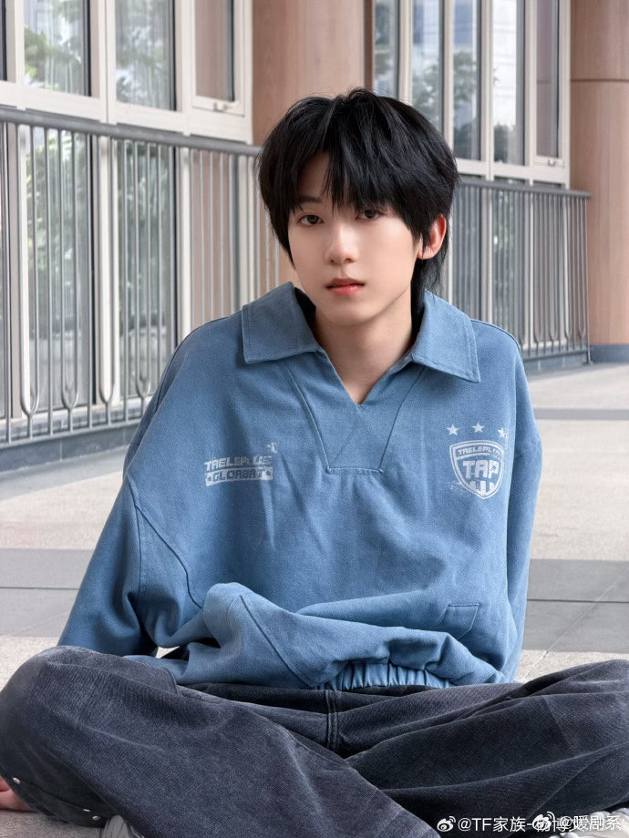 杨博文全新公式照C位翻看杨博文新旧公式照见证成长，从青涩小孩蜕变为沉稳少年，稳