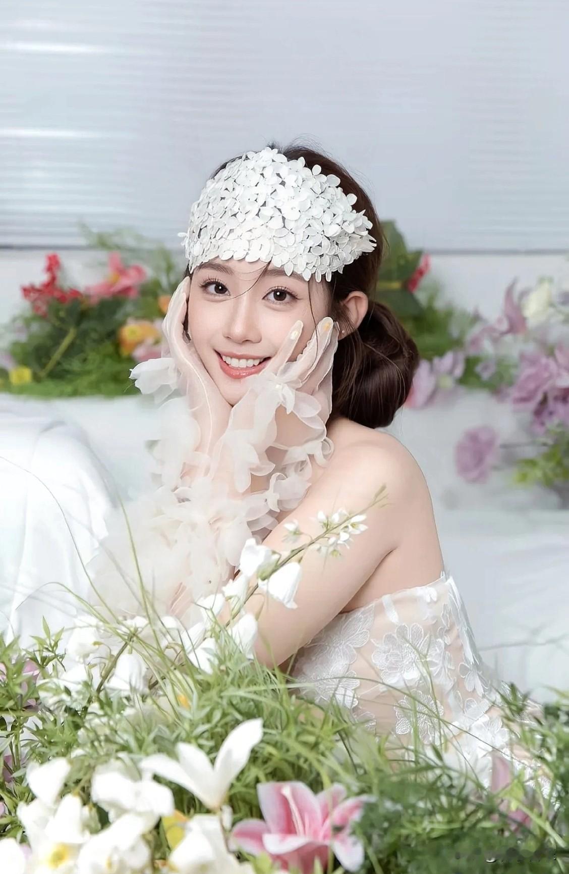 梦幻花海中的优雅仙女，微笑如花绽放！🌸💃✨分享一张你最近随拍的照片分享一下