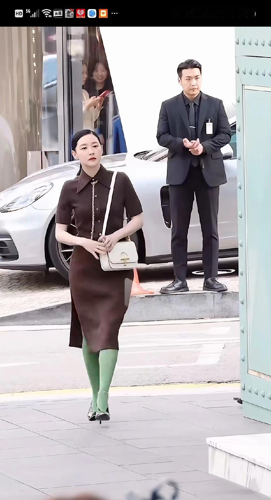 李英爱这一身打扮让人眼前一黑，我相信她肯定是经过精心搭配才亮相的，而且韩国一直引