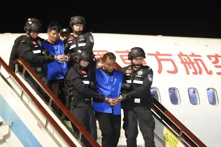 炸出一身冷汗！缅北电诈的真面目远不止四大家族。10月10日，一名从缅北佤邦勐能县