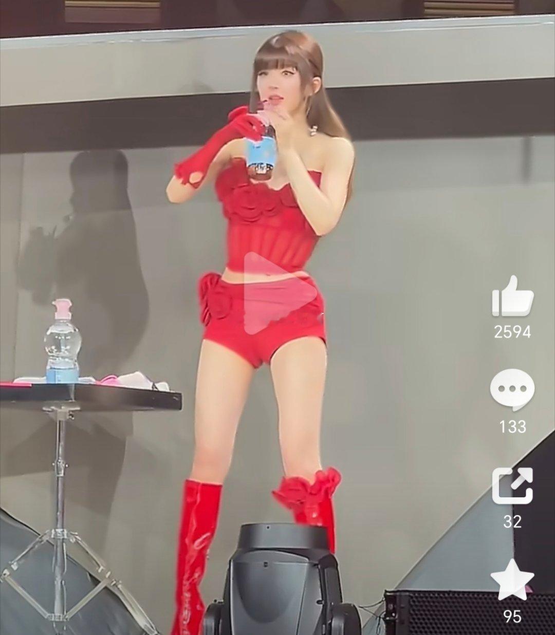 这个大长腿，不止165吧？95花女星颜值担当，怪不得能成为顶流。