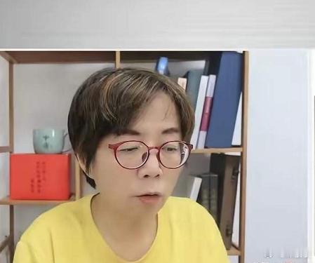 黄智贤与统派渐行渐远其实早就有迹可循。1：早前黄智贤和邱毅、王炳忠是统派好友，