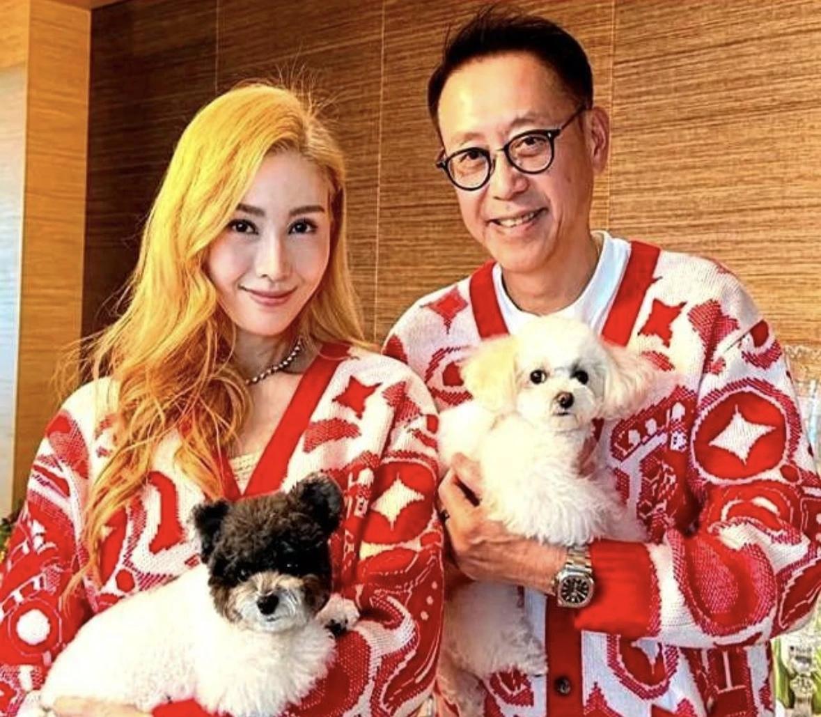 能认出来吗，这是年过半百的李嘉欣。她染了头发，和老公还一起穿起情侣装。感觉像是某