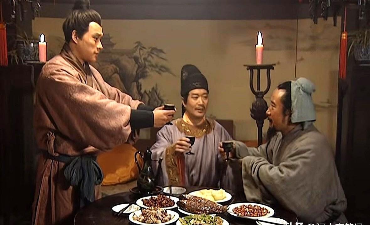 李逵一伸手，宋江眼都不眨，十两白银就递了过去。这就怪了。宋江在郓城县就是个押