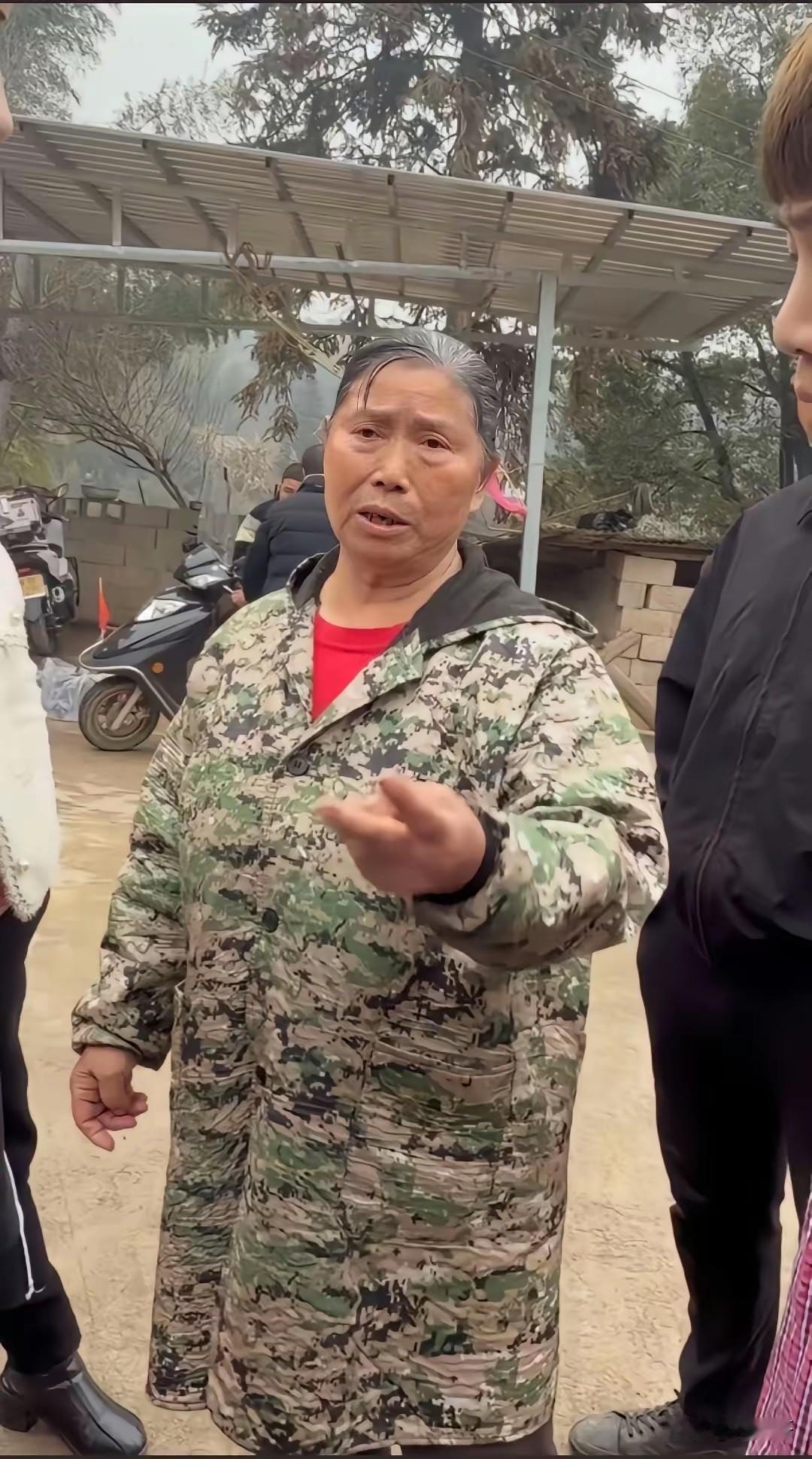 看着笑死了，株洲人果然猛，上次灿灿杀猪宴都搞不定，这次这几个黄毛的杀猪宴怎