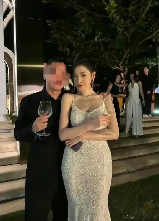 张天爱跟素人合影，胯真的好宽，大宅院似的