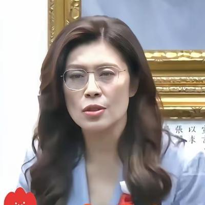 郑丽文太让人吃惊了！在参观访问清华附中的时候，她一激动，直接半开玩笑地说要把