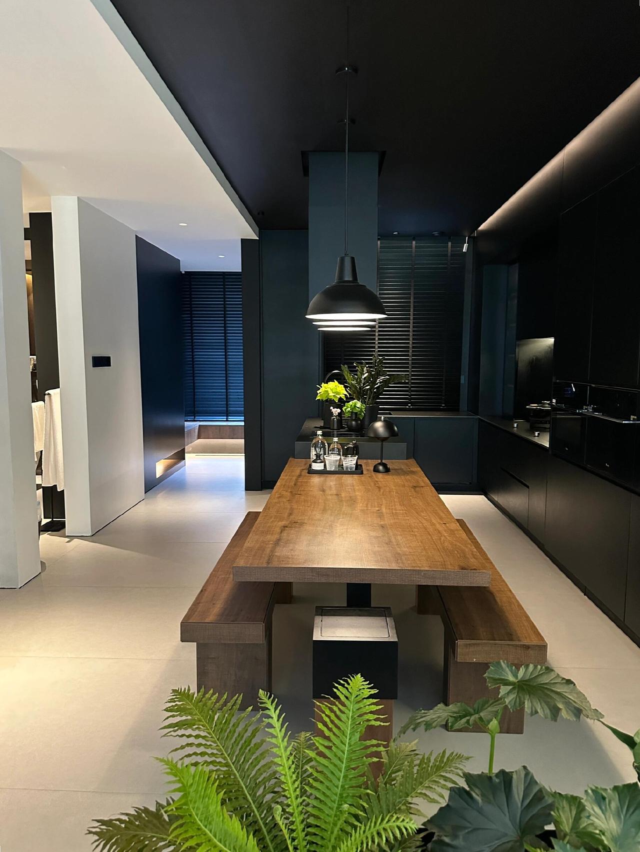 朋友来我家，转了三圈，憋出一句：你这200万，装出了10万的效果。我笑了笑，