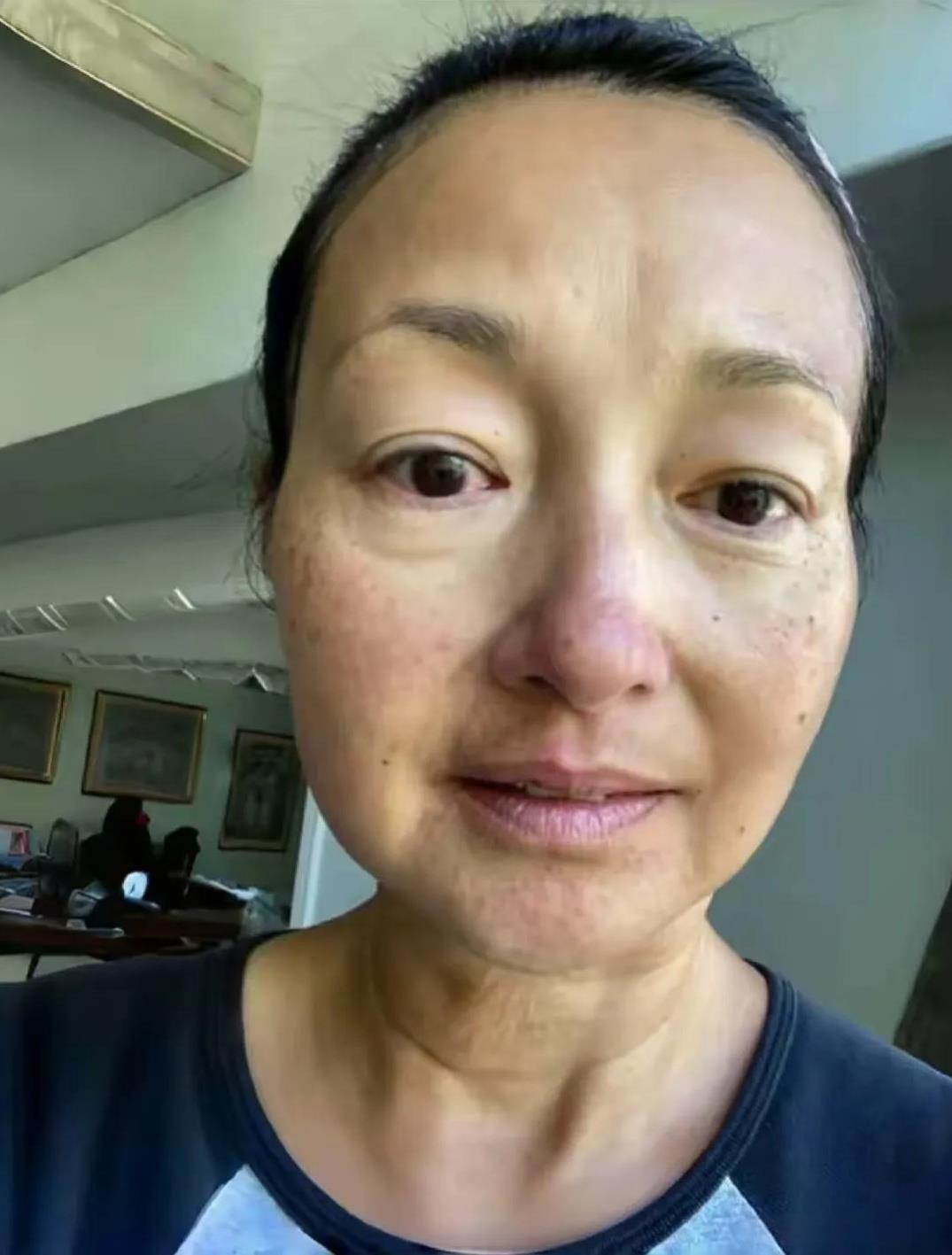 李绮红：55岁的坦然，诠释最自然的老去模样，她没有选择用医美滤镜抹去时光，而是以