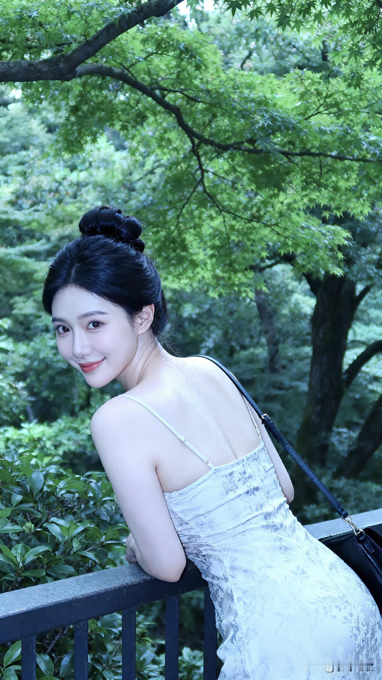 绝美背影！森系露背裙+清冷感，这样拍让你在朋友圈美成焦点夏日想拍出“人在画