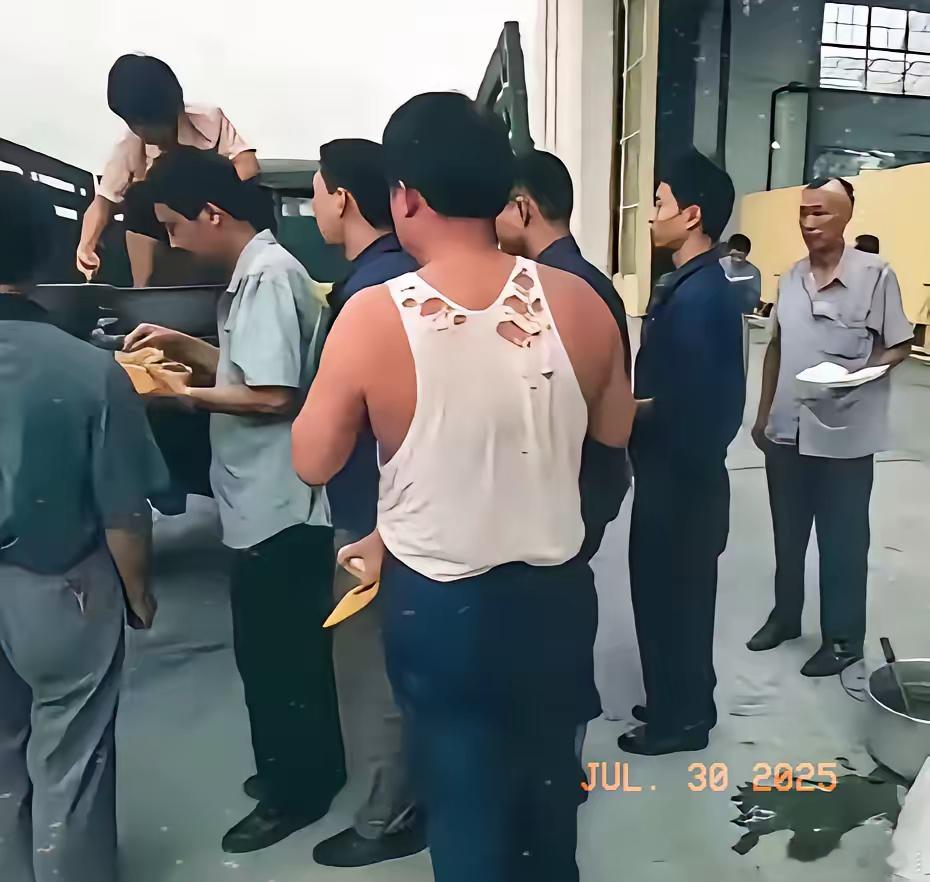 巴基斯坦兄弟心里难免不是滋味。他们怎么也想不到，争取歼10生产线这么困难。之前中