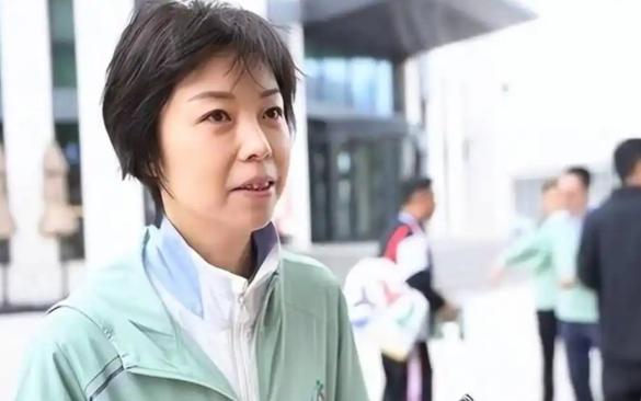 2009年，张怡宁嫁入百亿豪门，却穿着朴素上街买菜。港媒嘲她“寒酸丢脸”，丈夫徐