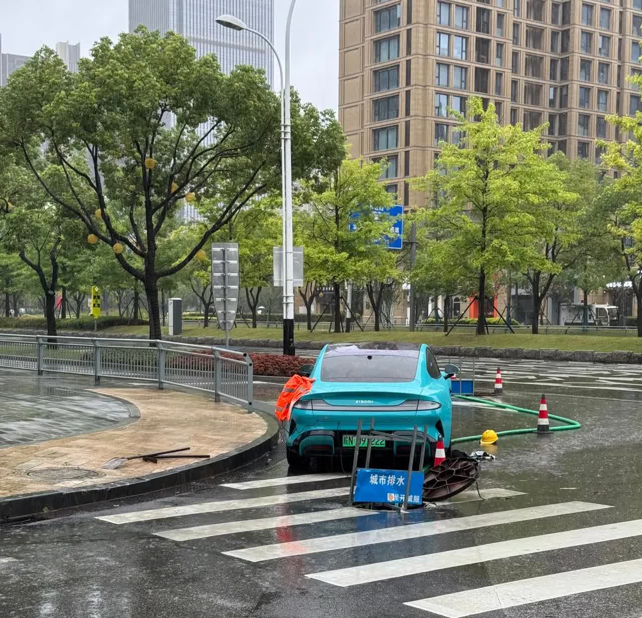 感谢雷总，雷总都没想到小米汽车能这么用！小米汽车能外放电，抽了一晚上水，